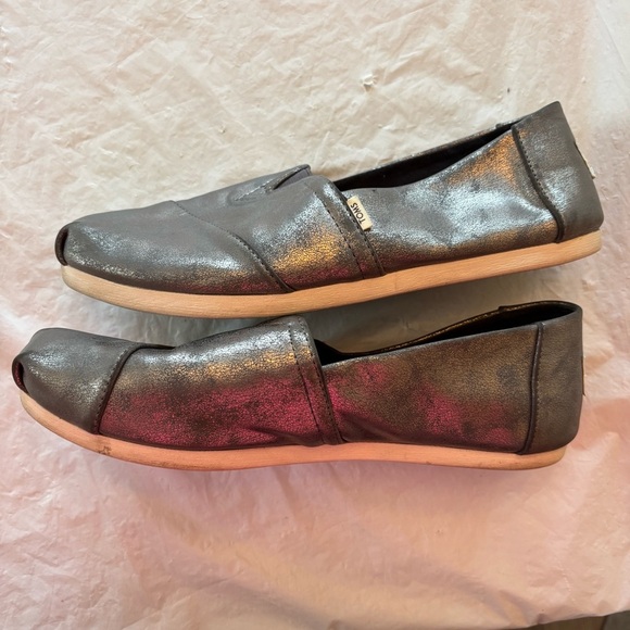 TOMS Alparagatas metallic silver hole flexs Slip-On flats
SZ 8 NWOT main image 9